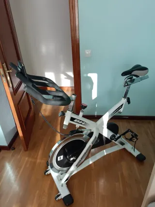 Bicicleta Spinning BH Blanca Modelo sb2.2