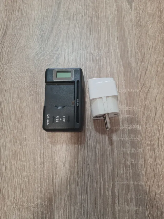 Cargador Baterías Móvil/Cámara LCD USB