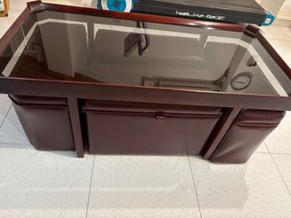 Mesa de centro con taburetes de madera y cristal