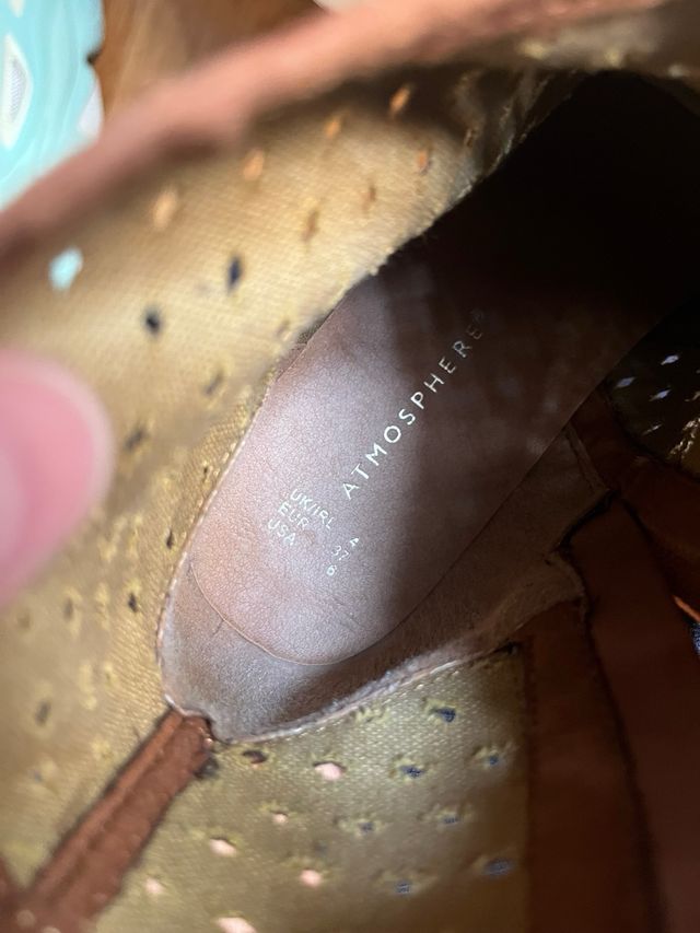 Botas marrones con perforaciones