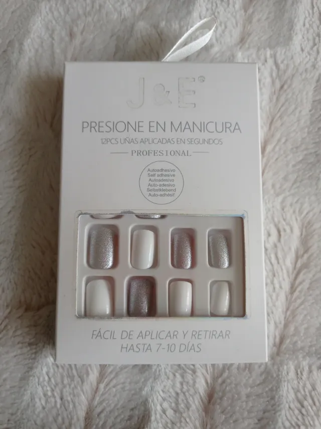 Uñas Press On J&E Plateado y Blanco