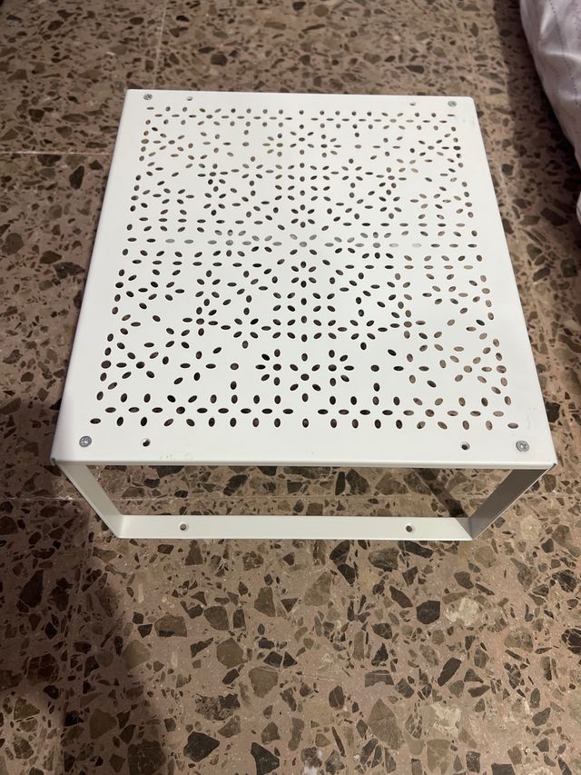 Soporte monitor blanco perforado Ikea