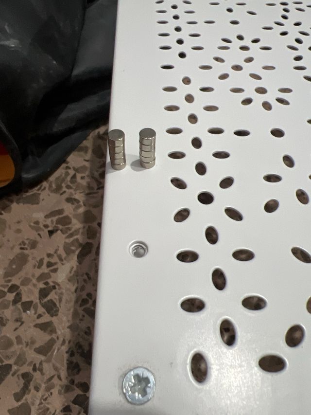 Soporte monitor blanco perforado Ikea