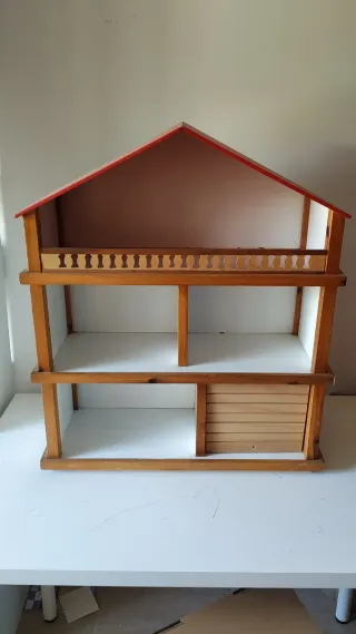 Casa de muñecas antigua de madera