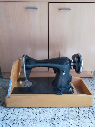 Máquina de coser antigua Alfa