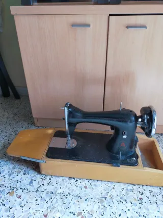 Máquina de coser antigua Alfa