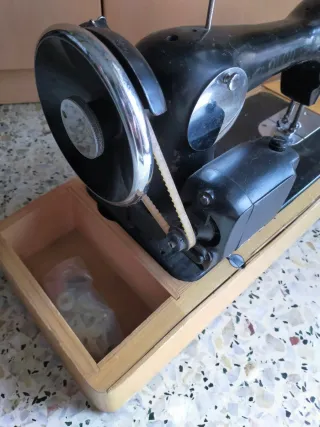 Máquina de coser antigua Alfa