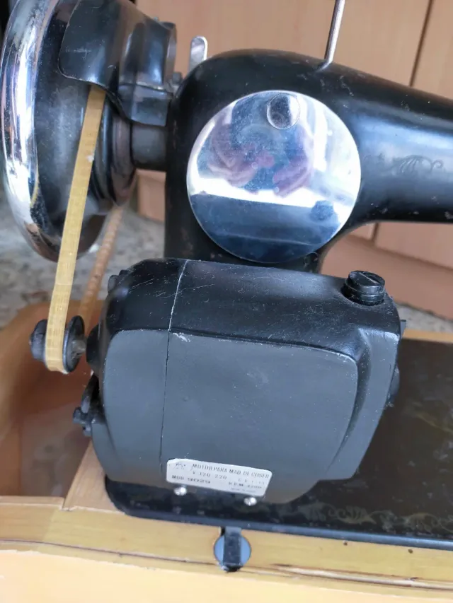 Máquina de coser antigua Alfa