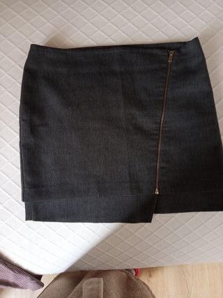 Falda corta gris con cremallera