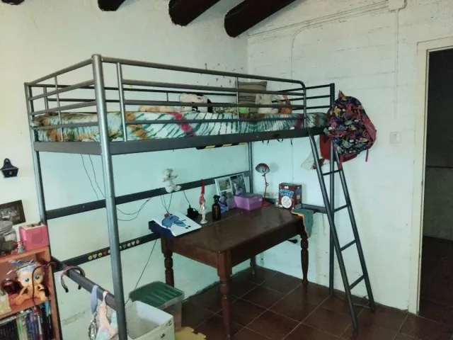 Litera metálica gris sin colchón, esta desmontada