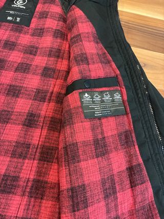 Chaqueta Volcom Negra con Forro Rojo