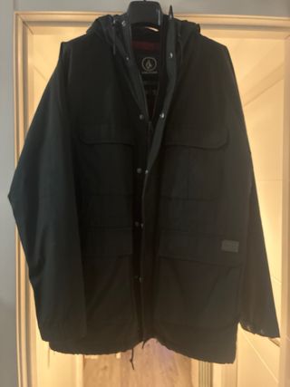 Chaqueta Volcom Negra con Forro Rojo