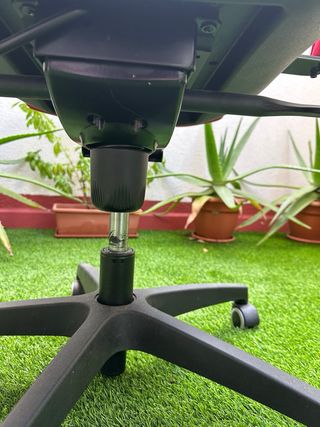 Silla de oficina ergonómica roja