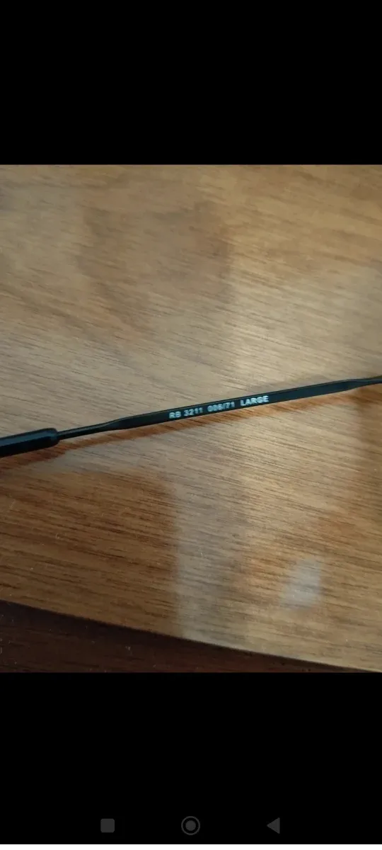 Occhiali da sole Ray-Ban neri e marroni