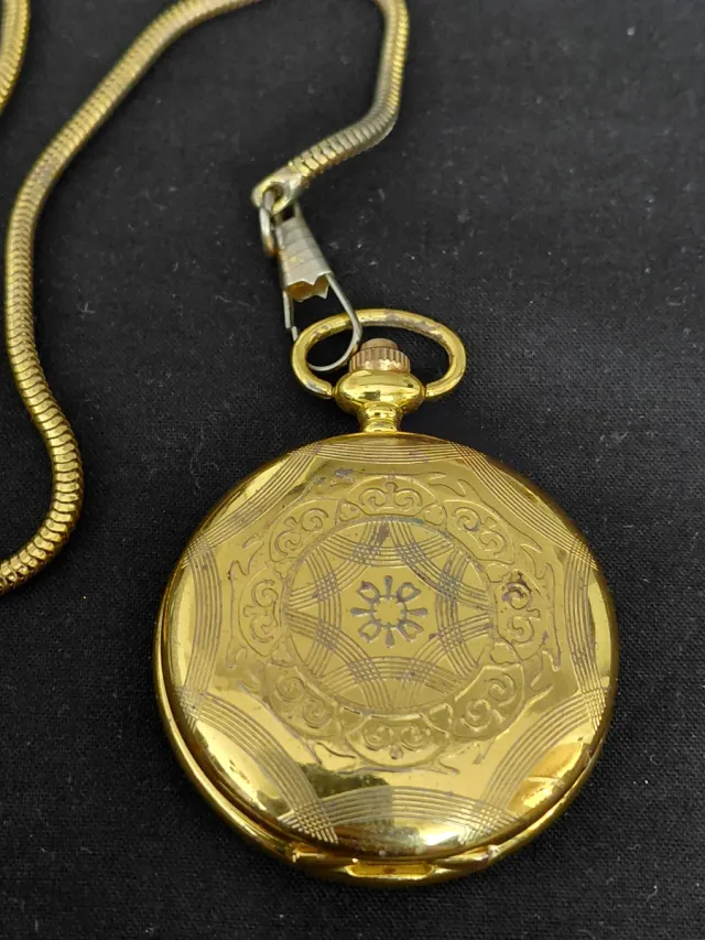 Reloj de bolsillo dorado