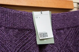 Falda midi H&M morada punto