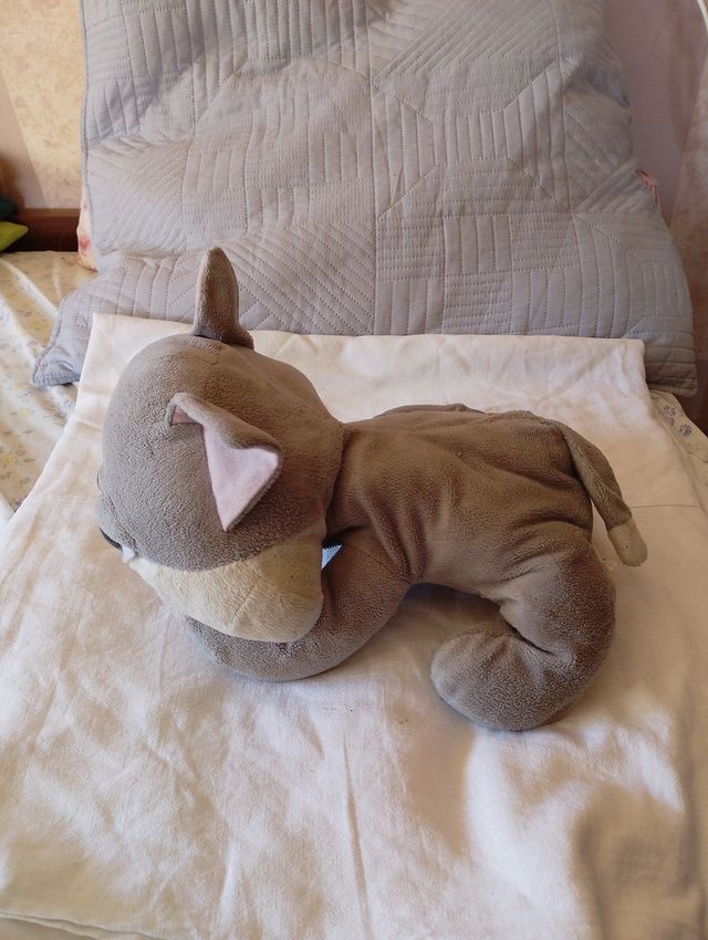 Peluche gato gris ojos azules