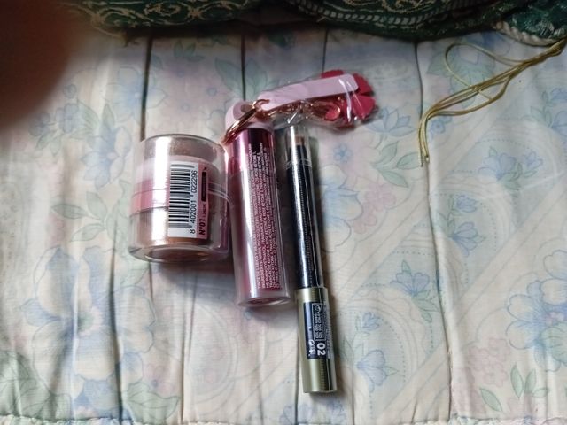 Lote Maquillaje: Highlighter, Labial y Delineador