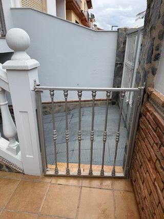 Puerta de reja de hierro forjado