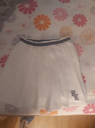 Falda deportiva blanca plisada