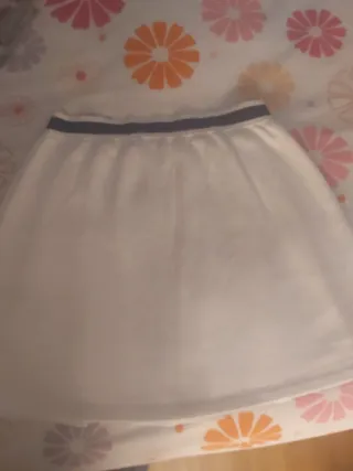 Falda deportiva blanca plisada