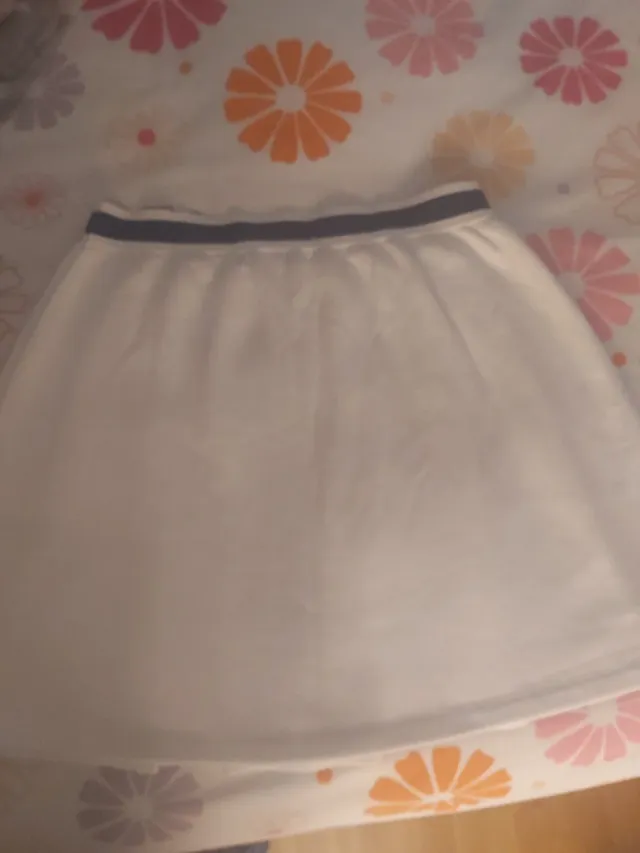 Falda deportiva blanca plisada