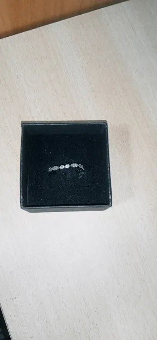 Anillo plateado con detalles