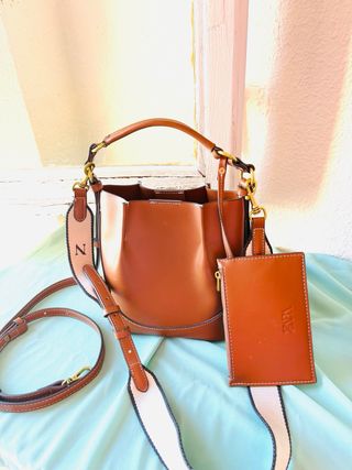 Bolso de mano marrón y dorado