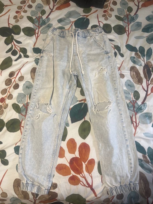 Pantalones vaqueros rotos con cordón