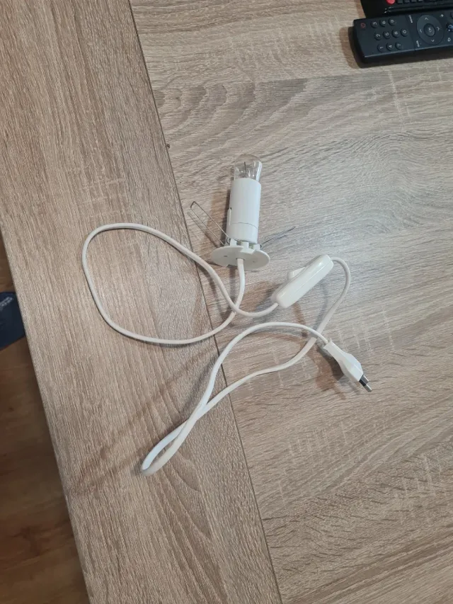 Lámpara desnuda con cable e interruptor