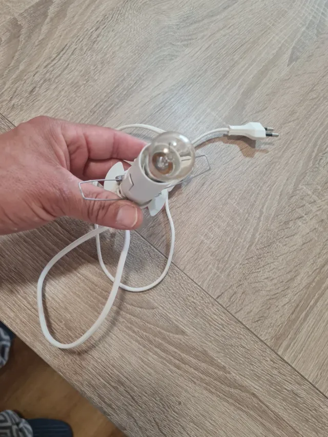 Lámpara desnuda con cable e interruptor