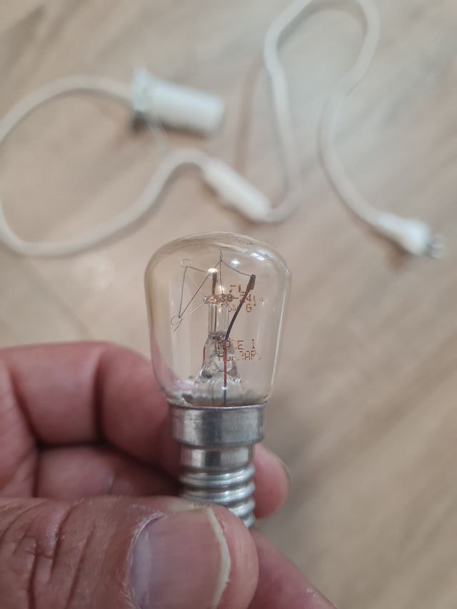 Lámpara desnuda con cable e interruptor