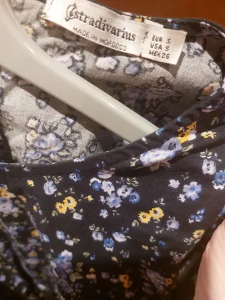 Vestido flores negro Stradivarius