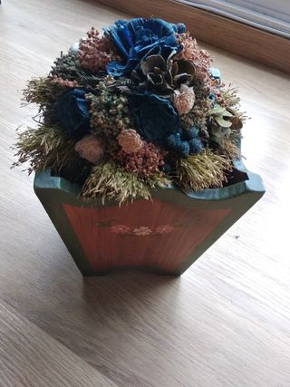 Florero de madera con flores secas
