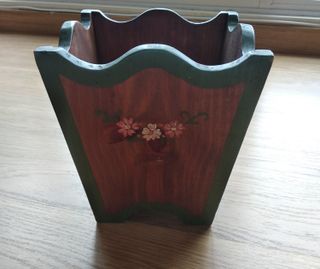 Florero de madera con flores secas