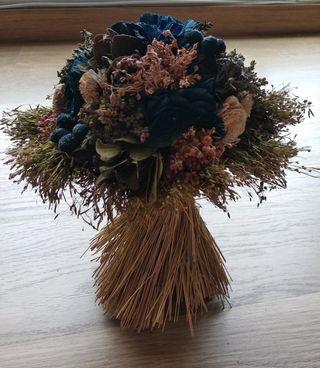Florero de madera con flores secas