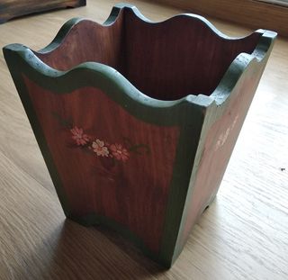 Florero de madera con flores secas