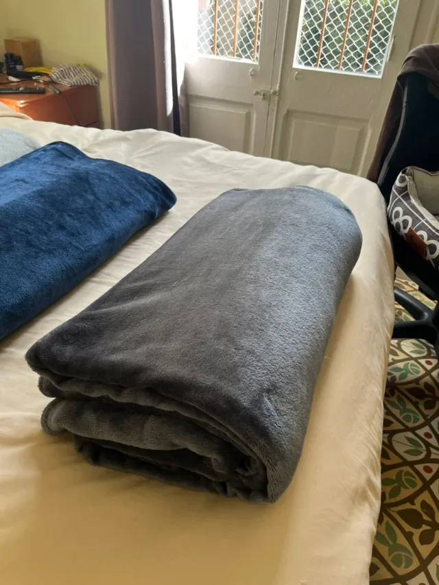 Coperta spessa in microfibra grigia