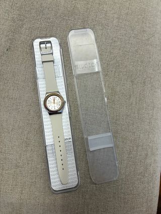 Reloj Swatch Beige y Dorado