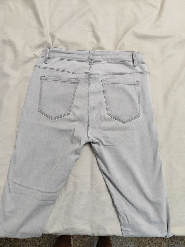 Vaqueros grises con detalle