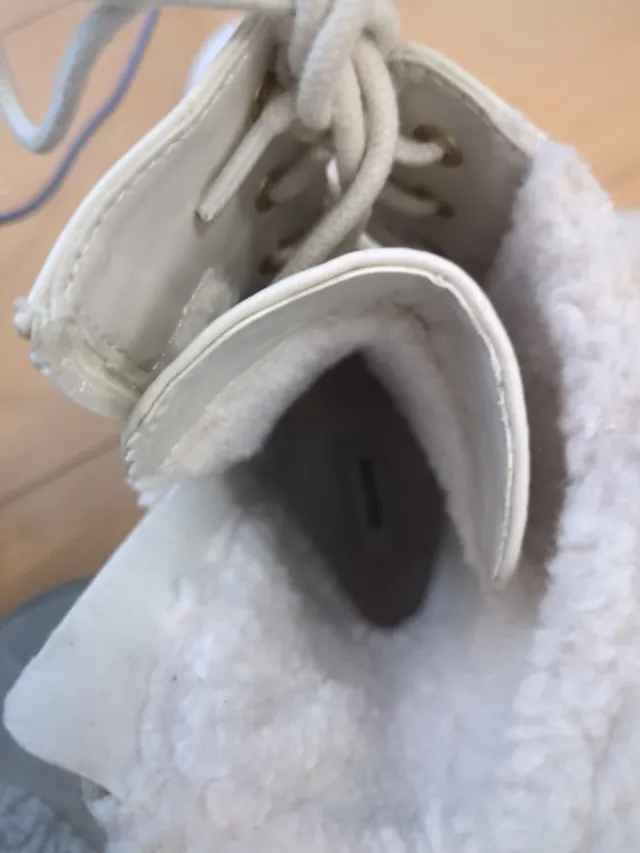 Botas altas blancas adolescentes