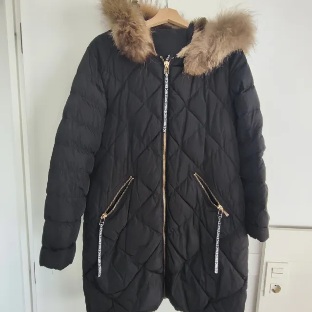 Abrigo acolchado negro con capucha