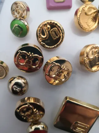 Bottoni vintage metallo dorato con inserti rossi