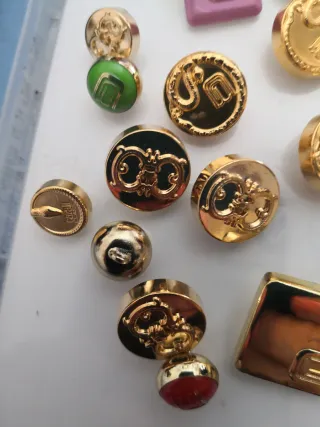 Bottoni vintage metallo dorato con inserti rossi