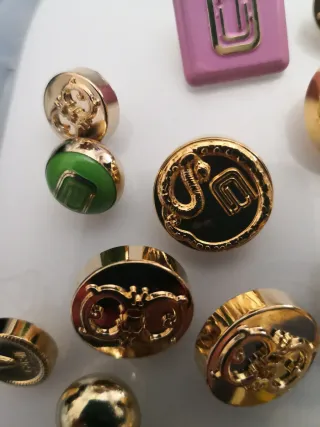Bottoni vintage metallo dorato con inserti rossi