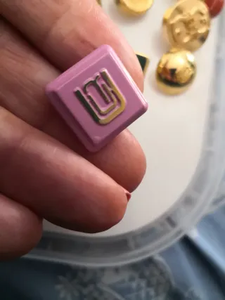 Bottoni vintage metallo dorato con inserti rossi
