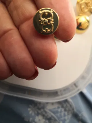 Bottoni vintage metallo dorato con inserti rossi