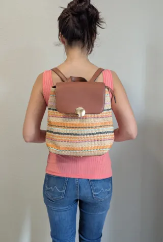 Bolso mochila de rafia expandible