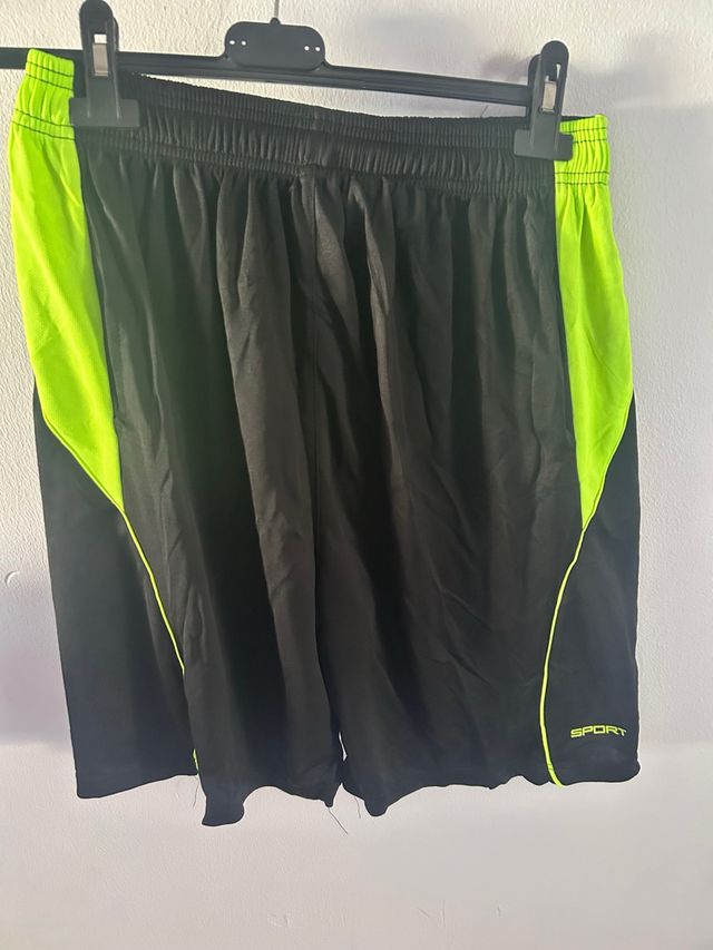 Pantalón deportivo negro y verde