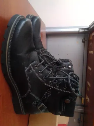 Botas de cuero negras con cordones y hebilla